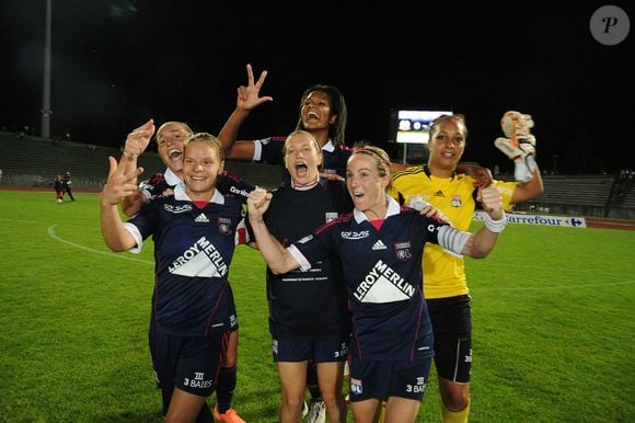 Joie des Lyonnaises : Camille Abily - Eugenie Le Sommer - Laura Dickenmann - Wendie Renard - Sonia Bompastor - Sarah Bouhaddi -