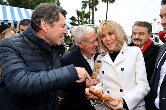 Clôture de l'opération de collecte de fonds "Pièces Jaunes", destinée à améliorer la vie des enfants hospitalisés, au Jardin Albert 1er, à Nice, France, le 7 février  2025, en présence de la Première dame française, Brigitte Macron, la présidente de la Fondation Hôpitaux de Paris-Hôpitaux de France, du sélectionneur de l'équipe de France de football, Didier Deschamps le parrain de l'opération Pièces Jaunes, de Christian Estrosi, le maire de Nice, sa femme, Laura Tenoudji Estrosi, d'Anne Barrère, la vice-présidente de la Fondation Hôpitaux de Paris-Hôpitaux de France, Philippe Wahl, le président-directeur général du Groupe La Poste, de José Cobos, ancien capitaine de l'OGC Nice et conseiller municipal de la ville de Nice délégué à l'évènementiel sportif, et du compositeur du morceau caritatif "Les P'tits Soleils", l'hymne des Pièces Jaunes, John Mamann. Ce titre a été chanté sur la scène par Eugie, Sab, Julien Esmée, Vernis Rouge... et les personnalités. Mme Macron et Didier Deschamps ont fait, comme à leur habitude, le tour des diffèrents stands des associations et des partenaires, comme Carrefour, la Fondrtion Lenval, le CHU, la Poste et la Banque de France où ils ont fait la pesée des pièces jaunes... mais l'arrêt le plus surprenant fut sur le stand du Nice Azur Boxe où le coach des Bleus et Mme Macron n'ont pas hésité à mettre les gants pour quelques échanges avec les boxeurs présents.  © Bruno Bebert/Bestimage