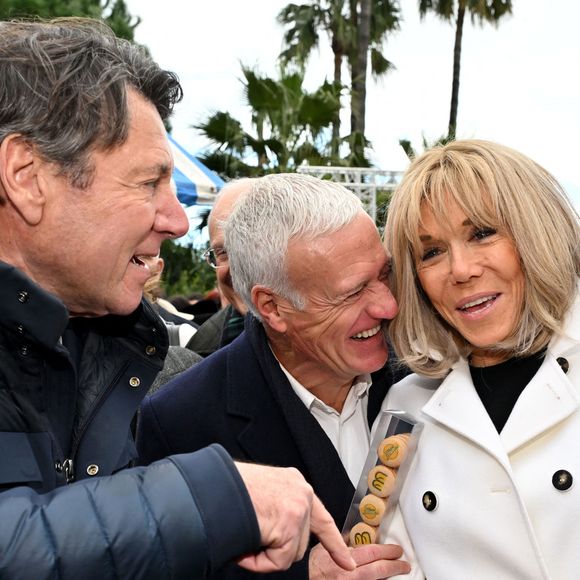 Clôture de l'opération de collecte de fonds "Pièces Jaunes", destinée à améliorer la vie des enfants hospitalisés, au Jardin Albert 1er, à Nice, France, le 7 février  2025, en présence de la Première dame française, Brigitte Macron, la présidente de la Fondation Hôpitaux de Paris-Hôpitaux de France, du sélectionneur de l'équipe de France de football, Didier Deschamps le parrain de l'opération Pièces Jaunes, de Christian Estrosi, le maire de Nice, sa femme, Laura Tenoudji Estrosi, d'Anne Barrère, la vice-présidente de la Fondation Hôpitaux de Paris-Hôpitaux de France, Philippe Wahl, le président-directeur général du Groupe La Poste, de José Cobos, ancien capitaine de l'OGC Nice et conseiller municipal de la ville de Nice délégué à l'évènementiel sportif, et du compositeur du morceau caritatif "Les P'tits Soleils", l'hymne des Pièces Jaunes, John Mamann. Ce titre a été chanté sur la scène par Eugie, Sab, Julien Esmée, Vernis Rouge... et les personnalités. Mme Macron et Didier Deschamps ont fait, comme à leur habitude, le tour des diffèrents stands des associations et des partenaires, comme Carrefour, la Fondrtion Lenval, le CHU, la Poste et la Banque de France où ils ont fait la pesée des pièces jaunes... mais l'arrêt le plus surprenant fut sur le stand du Nice Azur Boxe où le coach des Bleus et Mme Macron n'ont pas hésité à mettre les gants pour quelques échanges avec les boxeurs présents.  © Bruno Bebert/Bestimage