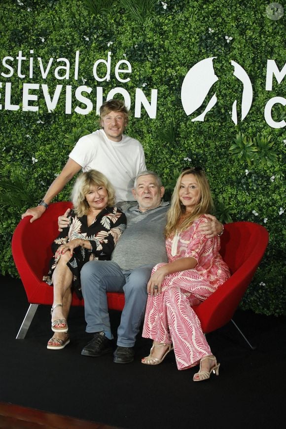 Marie Vincent, Yves Pignot, Gérémy Crédeville et Jeanne Savary lors du photocall de 'En Famille' lors du 62ème Festival de Télévision de Monte-Carlo, à Monaco, le 19 Juin 2023. 
© Denis Guignebourg/BestImage