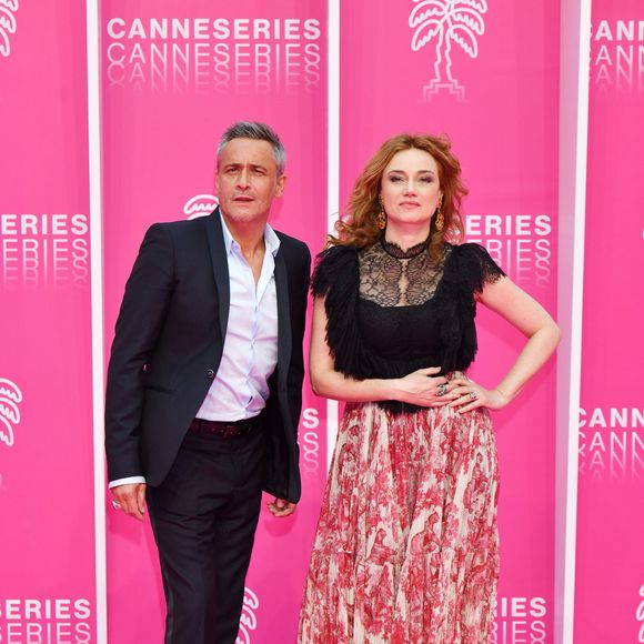 Elle explique qu’il connaît tout de sa vie et qu’ils sont extrêmement intimes.

Jean-Michel Tinivelli et Marine Delterme de la série Alice Nevers au photocall du deuxième jour de la 2ème édition du "Canneseries" au palais des Festivals à Cannes, France, le 6 avril 2019. © Bruno Bébert/Bestimage