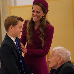 Un moment précieux pour le garçon, ainsi que pour ses parents.

Kate Middleton et le Prince George lors de la célébration du 80ème anniversaire de la fin de la Seconde Guerre mondiale, à Londres, le 5 mai 2025.

Photo : Alpha Agency / Bestimage
