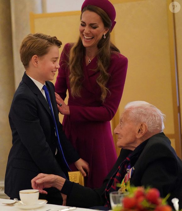 Un moment précieux pour le garçon, ainsi que pour ses parents.

Kate Middleton et le Prince George lors de la célébration du 80ème anniversaire de la fin de la Seconde Guerre mondiale, à Londres, le 5 mai 2025.

Photo : Alpha Agency / Bestimage