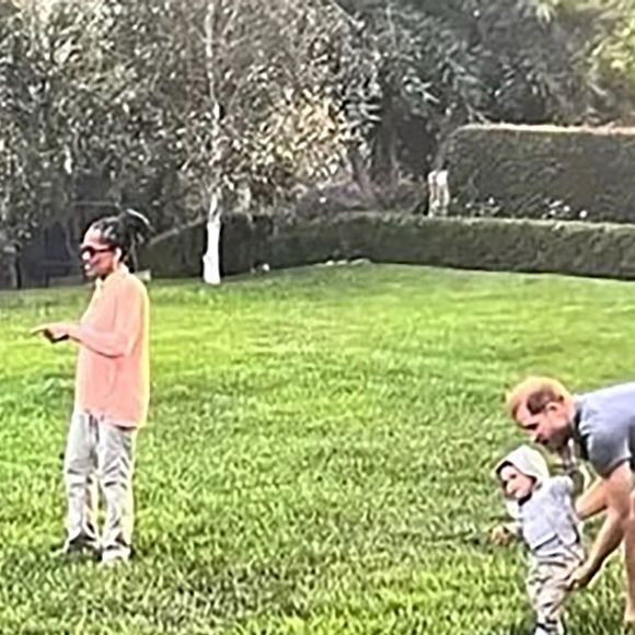 Le prince Harry, duc de Sussex et Meghan Markle, duchesse de Sussex, dévoilent des photos et des vidéos inédites de leur enfants Archie et Lilibet dans "Harry & Meghan" (Netflix). Le 15 décembre 2022. (Backgrid UK/ Bestimage).