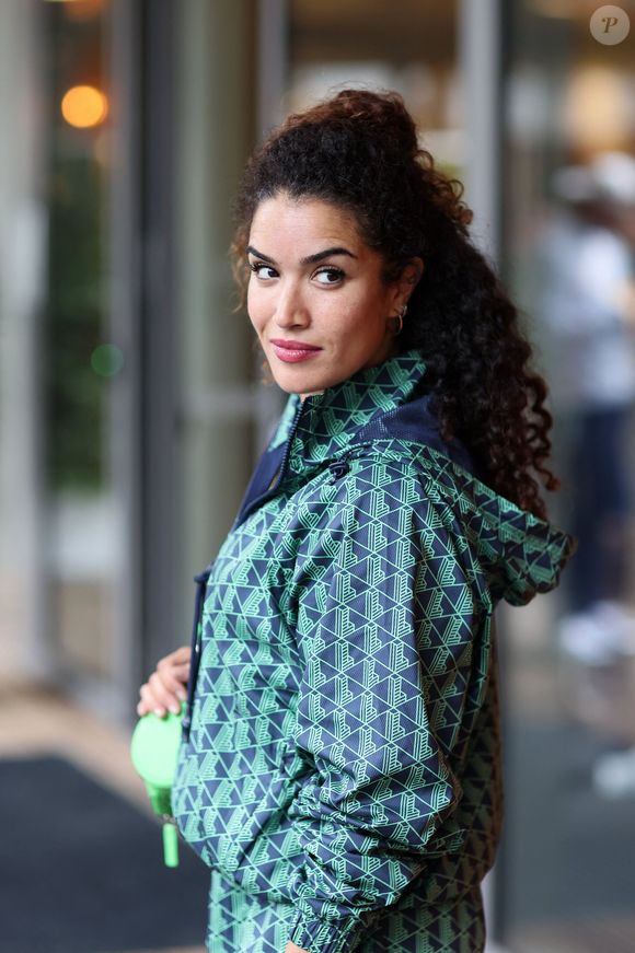 "Les seules fois où j'ai pu boire dans ma vie, ou tremper mes lèvres, c'est parce que j'avais quelqu'un qui était trop insistant"

Sabrina Ouazani au village lors des Internationaux de France de tennis de Roland Garros 2024, à Paris, France, le 1er juin 2024. © Jacovides-Moreau/Bestimage