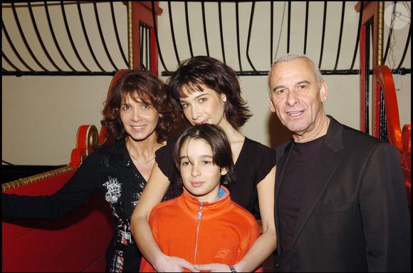 La famille a aujourd'hui recollé les morceaux.

Michel, Marie, Alexis et Stéphanie Fugain au Gala du ring 2005, le 8 février 2005. © RACHID BELLAK / BESTIMAGE