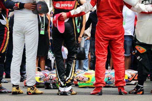 Les pilotes observent l'hommage à Jules Bianchi sur la grille lors du Grand Prix de Hongrie de Formule 1 à Budapest, en Hongrie, le 26 juillet 2015. Photo by James Moy/PA Photos/ABACAPRESS.COM