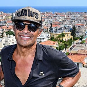 Malgré son immense succès après sa victoire à Roland-Garros en 1983, Yannick Noah traversait une période de grande vulnérabilité.

Yannick Noah, l'ancien champion de tennis français et chanteur, est mis à l'honneur à Nice dans le club de Tennis où il a fait son sport étude, le Nice LTC qui va baptiser son court central de son nom en présence de ses copains de classe, le 11 juillet 2026. © Bruno Bebert / Bestimage
