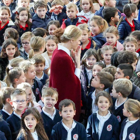 La princesse Charlène de Monaco au Grimaldi Forum, accompagnée du champion monégasque de descente en apnée, Pierre Frolla, et la nouvelle directrice de sa Fondation Mme Anne Boggio, pour accueillir tous les élèves de Cours Préparatoire (CP) de Monaco (316 enfants) pour une matinée de sensibilisation à la prévention de la noyade à Monaco, le 28 novembre 2025. Claudia Albuquerque/Bestimage
