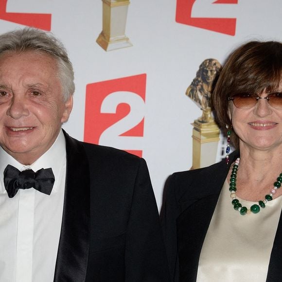 Anne-Marie Périer serait une femme "charmante, polie, souriante" et Michel Sardou, un homme "qu'on croise peu" mais qui a séduit en s'affichant aux derniers voeux du Maire. 

Michel Sardou et sa femme Anne-Marie Périer assistant à la 26e cérémonie des Molières du théâtre qui s'est tenue aux Folies Bergères à Paris, France, le 2 juin 2014. Photo by Nicolas Briquet/Abaca