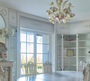 L'intérieur de la maison principale dévoile un salon de 50 m² orné de boiseries et d'un sol en marbre vert des Alpes.

Agence Kretz