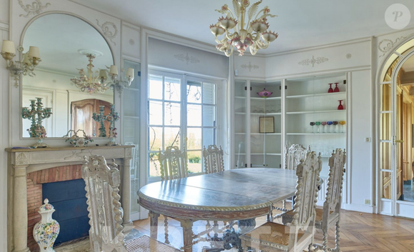 L'intérieur de la maison principale dévoile un salon de 50 m² orné de boiseries et d'un sol en marbre vert des Alpes.

Agence Kretz