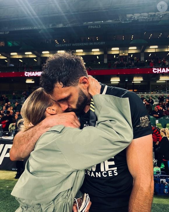 Ensemble, ils ont un petit garçon blond.

Julia Vial, Instagram