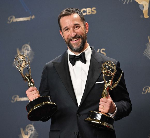 Noah Wyle tient l'Emmy du meilleur acteur principal dans une série dramatique et de la meilleure série dramatique pour " The Pitt ", dans les coulisses de la 77e cérémonie annuelle des Primetime Emmy Awards au Peacock Theater à Los Angeles, le dimanche 14 septembre 2025. Photo by Chris Chew/UPI/ABACAPRESS.COM