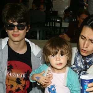 Adeline Blondieau avec son fils Aitor, sa fille Wilona, et son compagnon Laurent Hubert - Inauguration de la fete foraine des Tuileries a Paris
Le 28 Juin 2013