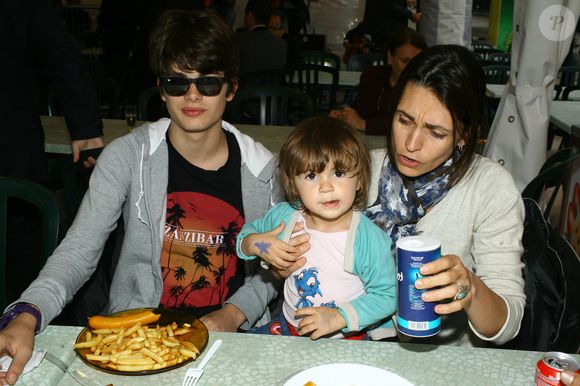 Adeline Blondieau avec son fils Aitor, sa fille Wilona, et son compagnon Laurent Hubert - Inauguration de la fete foraine des Tuileries a Paris
Le 28 Juin 2013