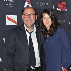 Kad Merad a été marié une première fois avec Emmanuelle Cosso.

Kad Merad et son épouse assistent à la soirée « AZ Production » organisée au théâtre VIP ROOM à Paris, en France, le 3 juin 2010. Photo de Giancarlo Gorassini/ABACAPRESS.COM