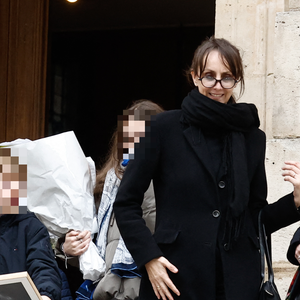 Exclusif - Valérie Keruzoré (femme de Tcheky Karyo) et leurs enfants Louise et Hélios - La famille et les proches de Tchéky Karyo à la sortie de l'hommage en l'église Saint Roch à Paris le 13 novembre 2025. AGENCE / BESTIMAGE