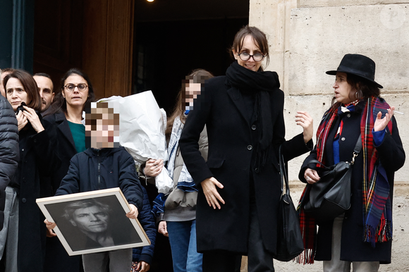 Tchéky Karyo est parti, sa femme Valérie et ses enfants Louise et Hélios  réunis à Paris après un premier au revoir en Bretagne - Purepeople
