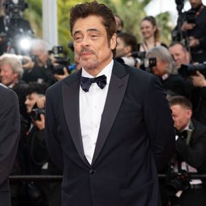 Benicio del Toro à la montée des marches du film « The Phoenician Scheme » lors du 78ème Festival International du Film de Cannes, au Palais des Festivals à Cannes. Le 18 mai 2025. © Olivier Borde / Bestimage