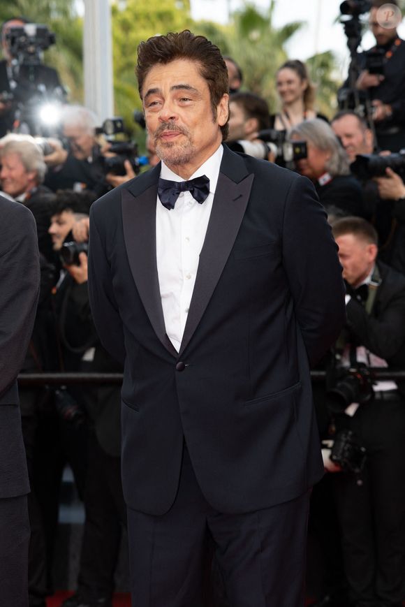 Benicio del Toro à la montée des marches du film « The Phoenician Scheme » lors du 78ème Festival International du Film de Cannes, au Palais des Festivals à Cannes. Le 18 mai 2025. © Olivier Borde / Bestimage