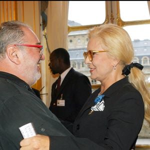Sylvie Vartan, Carlos - remise de décoration au ministère de la Culture à Paris en présence de Renaud Donnedieu de Vabres en 2006. COADIC GUIREC / BESTIMAGE