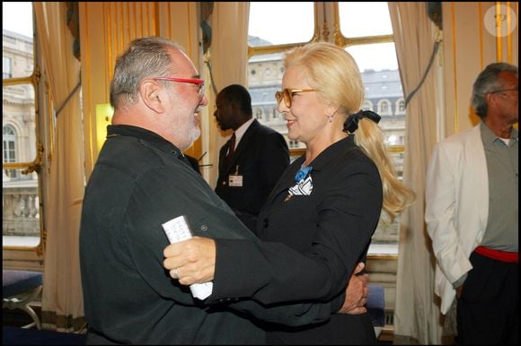 Sylvie Vartan, Carlos - remise de décoration au ministère de la Culture à Paris en présence de Renaud Donnedieu de Vabres en 2006. COADIC GUIREC / BESTIMAGE