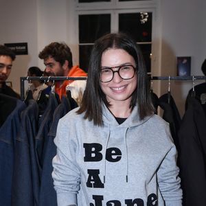 Lucie Bernardoni continue ainsi de soutenir les personnes qui comptent dans sa vie.

Lucie Bernardoni - Photocall du pop up store influence à Paris le 12 octobre 2025. © Florent Lavieille - Rachid Bellak / Bestimage