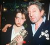Son père, Serge Gainsbourg, s'y est fermement opposé pour la dissuader, prenant l'exemple de la chanteuse Juliette Gréco, métamorphosée selon lui par cette même intervention.

Serge Gainsbourg avec sa fille Charlotte, lauréate du césar du meilleur espoir féminin pour le film "L'effrontée".
© RINDOFF-PATERSON / BESTIMAGE