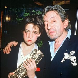Son père, Serge Gainsbourg, s'y est fermement opposé pour la dissuader, prenant l'exemple de la chanteuse Juliette Gréco, métamorphosée selon lui par cette même intervention.
Serge Gainsbourg avec sa fille Charlotte, lauréate du césar du meilleur espoir féminin pour le film "L'effrontée".
© RINDOFF-PATERSON / BESTIMAGE