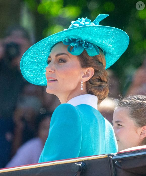Les boucles d'oreilles en perles de Bahreïn de Kate Middleton ont quant à elles été confectionnées à partir de celles qui avaient été offertes à la reine Elizabeth II et au prince Philip par le souverain de Bahreïn pour leur mariage en 1947. 

La princesse de Galles Cathrerine et la princesse Charlotte sont vues dans le Mall pendant le défilé du Trooping of the Colour, le 14 juin 2025, à Londres, Royaume-Uni. Photo par Tayfun Salci/ZUMA Press Wire/ABACAPRESS.COM