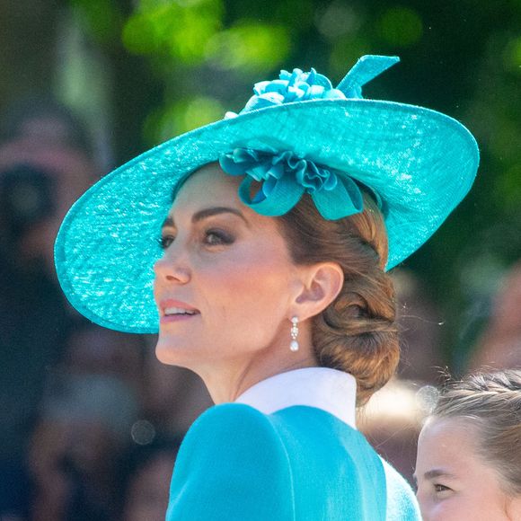 Les boucles d'oreilles en perles de Bahreïn de Kate Middleton ont quant à elles été confectionnées à partir de celles qui avaient été offertes à la reine Elizabeth II et au prince Philip par le souverain de Bahreïn pour leur mariage en 1947. 

La princesse de Galles Cathrerine et la princesse Charlotte sont vues dans le Mall pendant le défilé du Trooping of the Colour, le 14 juin 2025, à Londres, Royaume-Uni. Photo par Tayfun Salci/ZUMA Press Wire/ABACAPRESS.COM