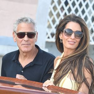 George Clooney et sa femme Amal Clooney arrivent à Venise avant le 82e Festival international du film de Venise - Italie, mardi 26 août 2025.
Backgrid UK/ Bestimage