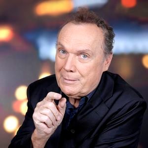 Pendant près de 30 ans, de 1988 à 2016, Julien Lepers a quotidiennement piloté "Questions pour un champion" diffusé sur la trois. Il y a neuf, il a d'ailleurs tombé de haut en apprenant son éviction...

Exclusif - Portrait de Julien Lepers lors de l'enregistrement de l'émission "Chez Jordan de Luxe" à Paris. Le 8 octobre 2024
© Cédric Perrin / Bestimage