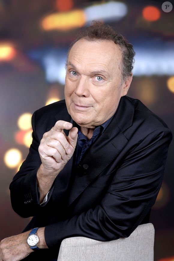 Pendant près de 30 ans, de 1988 à 2016, Julien Lepers a quotidiennement piloté "Questions pour un champion" diffusé sur la trois. Il y a neuf, il a d'ailleurs tombé de haut en apprenant son éviction...

Exclusif - Portrait de Julien Lepers lors de l'enregistrement de l'émission "Chez Jordan de Luxe" à Paris. Le 8 octobre 2024
© Cédric Perrin / Bestimage
