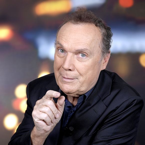 Pendant près de 30 ans, de 1988 à 2016, Julien Lepers a quotidiennement piloté "Questions pour un champion" diffusé sur la trois. Il y a neuf, il a d'ailleurs tombé de haut en apprenant son éviction...

Exclusif - Portrait de Julien Lepers lors de l'enregistrement de l'émission "Chez Jordan de Luxe" à Paris. Le 8 octobre 2024
© Cédric Perrin / Bestimage