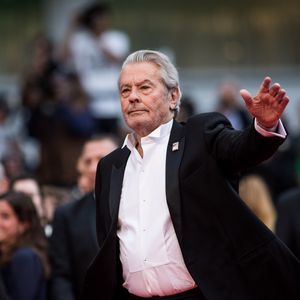 Alain Delon (avec un badge Paris Match d'une ancienne couverture du magazine titrant "Alain Delon, mes deux amours, Rosalie et Anouchka) - Montée des marches du film "A Hidden Life" lors du 72ème Festival International du Film de Cannes. Le 19 mai 2019
© Jacovides-Moreau / Bestimage