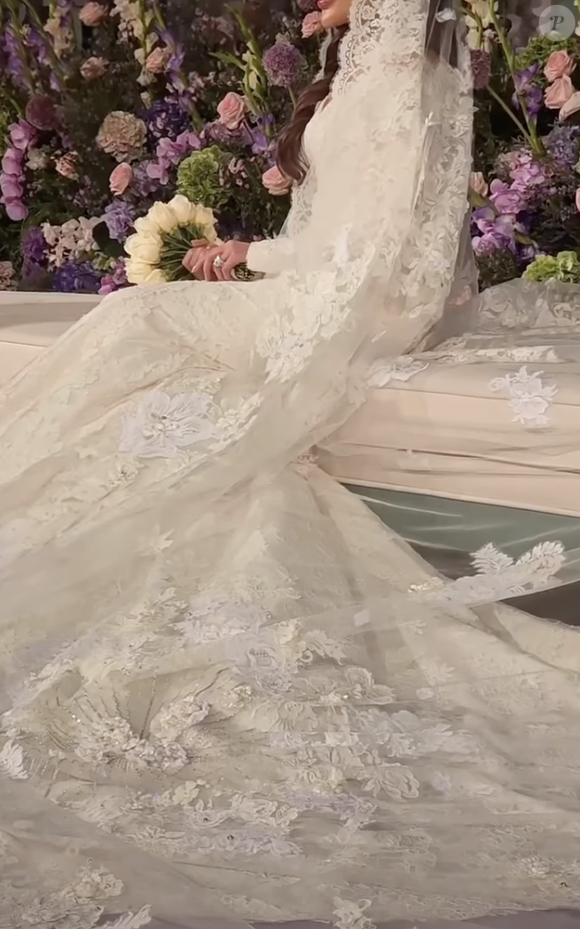 Un collier Swarovski imposant et des pièces montées rococo ont marqué le décor.

La princesse Nouf porte une robe Dolce & Gabbana pour son mariage avec le prince Nawaf ben Fahad Al Faisal Al Farhan via Instagram @arabianroyalagency