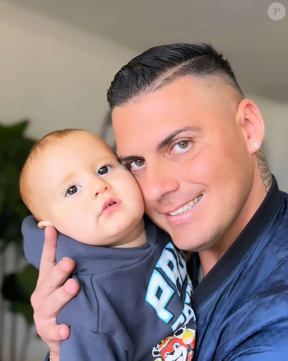 La maison comprend un salon lumineux avec deux canapés identiques, une grande télévision, de grandes baies vitrées et une terrasse offrant une vue sur les hauteurs de Monaco.

Instagram du couple, Tiffanie et Olivier Esposito ("Familles Nombreuses").