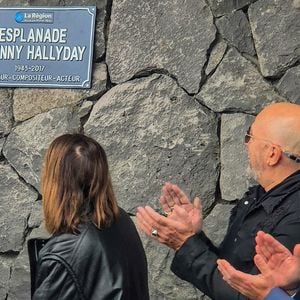 Sur place, Laura a pu admirer la célèbre Harley-Davidson “Laura’s Eyes” et des clichés rares signés Tony Franck.

Laura Smet et Pascal Obispo lors de l'inauguration de l’esplanade Johnny Hallyday au pied du Zénith d'Auvergne à Cournon-d'Auvergne, près de Clermont-Ferrand, France, le 14 octobre 2025. 

© Eternity/Bestimage