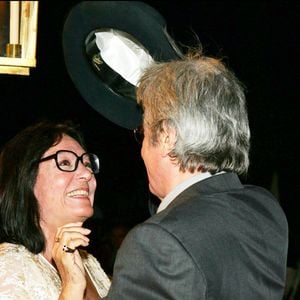 Nana Mouskouri et Alain Delon à la soirée de Gala au profit de la lutte contre la maladie d'Alzheimer au Byblos, le 13 juillet 2004. (DOMINIQUE JACOVIDES / BESTIMAGE).