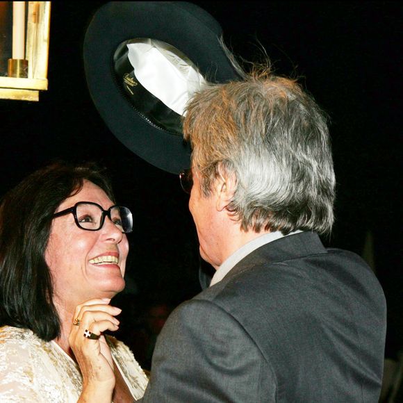 Nana Mouskouri et Alain Delon à la soirée de Gala au profit de la lutte contre la maladie d'Alzheimer au Byblos, le 13 juillet 2004. (DOMINIQUE JACOVIDES / BESTIMAGE).