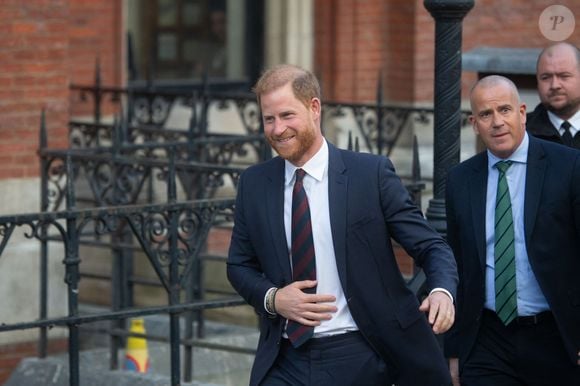 Tout irait même très bien entre les deux selon une source à People 
Le prince Harry, duc de Sussex à l'issue du 2ème jour de son appel de la décision de la Haute Cour à propos de son droit à des gardes du corps armés payés par le contribuable, le 9 avril 2025. Zuma Press / Bestimage