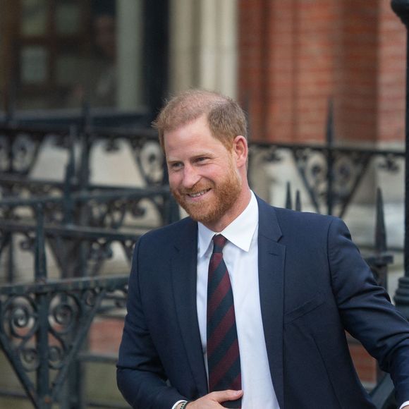 Tout irait même très bien entre les deux selon une source à People 
Le prince Harry, duc de Sussex à l'issue du 2ème jour de son appel de la décision de la Haute Cour à propos de son droit à des gardes du corps armés payés par le contribuable, le 9 avril 2025. Zuma Press / Bestimage