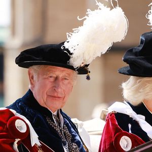 Le roi Charles III d'Angleterre et la reine Camilla (Camilla Parker Bowles, reine consort d'Angleterre) montent dans une calèche après la cérémonie de l'Ordre de la Jarretière à la chapelle St George, au château de Windsor, le 16 juin 2025 à Windsor, en Angleterre.

© Ian Vogler/MirrorPix/Bestimage