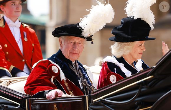 Le roi Charles III d'Angleterre et la reine Camilla (Camilla Parker Bowles, reine consort d'Angleterre) montent dans une calèche après la cérémonie de l'Ordre de la Jarretière à la chapelle St George, au château de Windsor, le 16 juin 2025 à Windsor, en Angleterre.

© Ian Vogler/MirrorPix/Bestimage