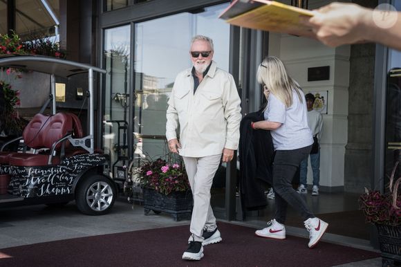 Brian May et Roger Taylor (du groupe Queen) à la sortie du "Grand Hotel" à Stockholm, le 21 juillet 2022. TTNews / Bestimage