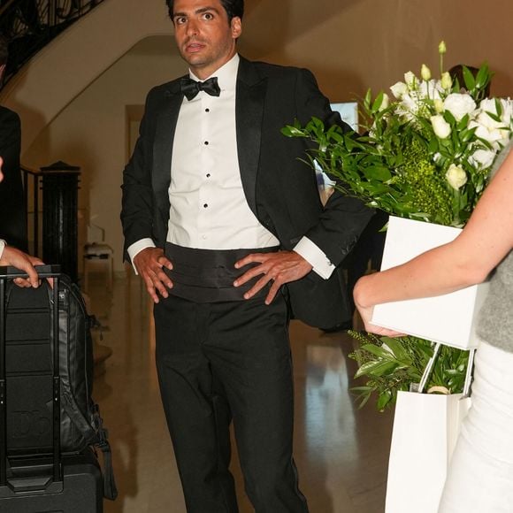 Carlos Sainz Jr. et sa compagne Rebecca Donaldson quittent l'hôtel "Martinez" lors du 78ème Festival International du Film de Cannes le 13 mai 2025. © Martin Bousseau/Bestimage