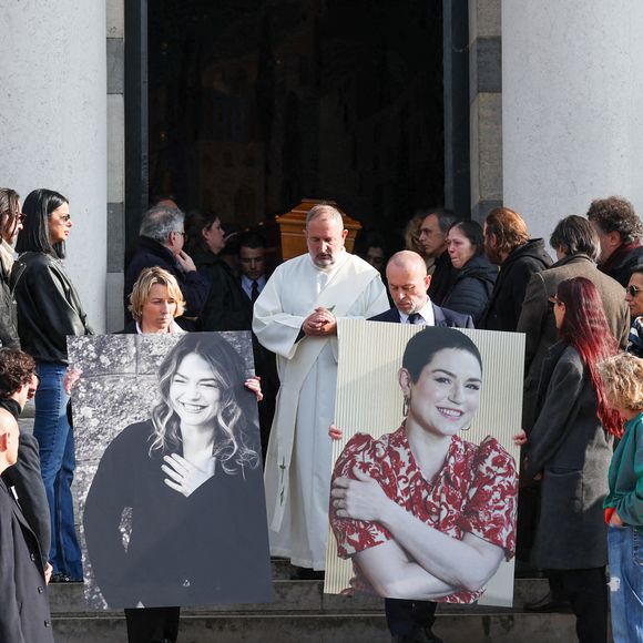 Le diacre Pierre-Jean Franceschi, deux portraits d'Emilie Dequenne suivis du cercueil de la défunte à la sortie des obsèques d'Emilie Dequenne au cimetière Père Lachaise à Paris, France, le 26 mars 2025. © Cyril Moreau/Bestimage
