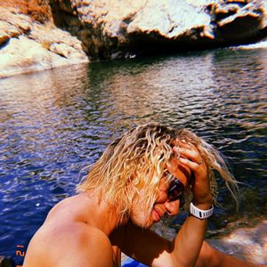 L'humoriste est parti aux Etats-Unis

Paul Mirabel a partagé des photos de ses vacances en Californie avec Laury Thilleman sur Instagram, le 17 août 2026.